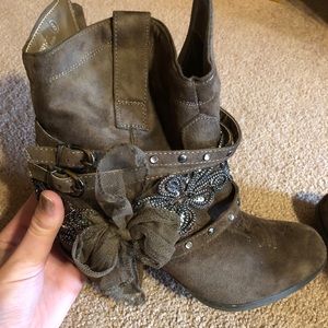 Women’s Boots size 8!